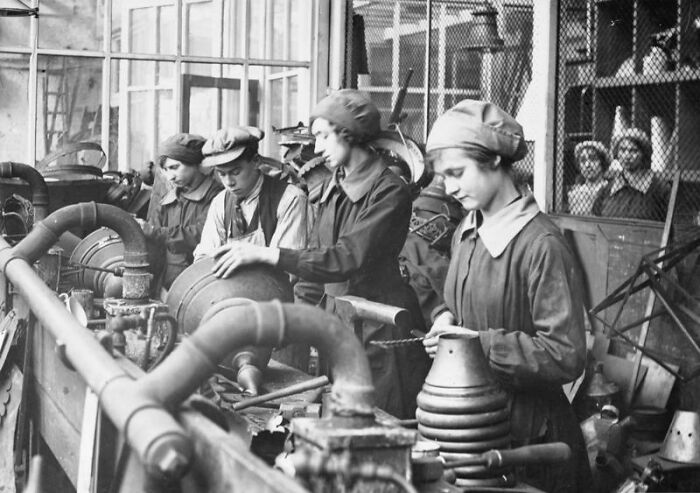 30 Pictures That Show How Women Changed Everything During WWI