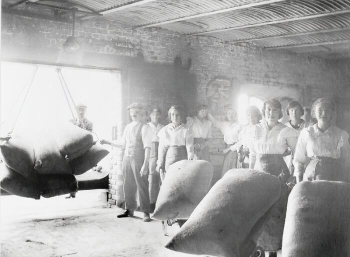 30 Pictures That Show How Women Changed Everything During WWI