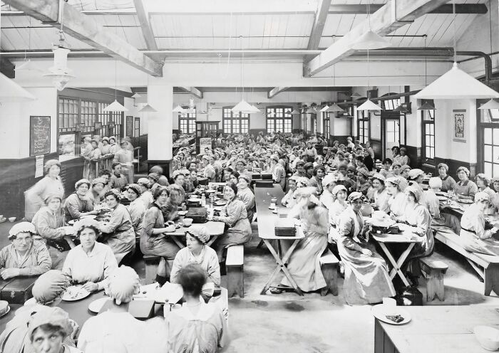 30 Pictures That Show How Women Changed Everything During WWI