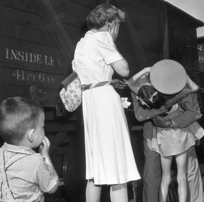 These 31 Somber Photos From History Each Tell A Gut-Wrenching Story