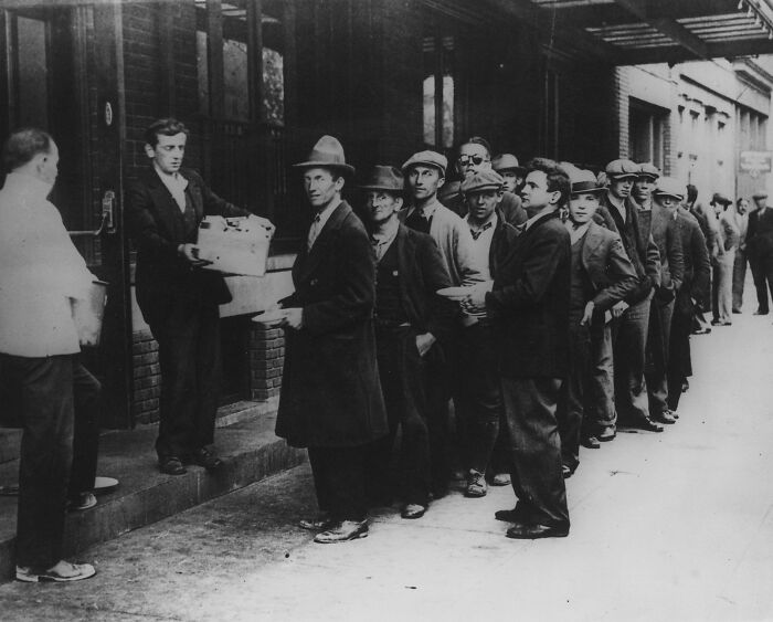 These 31 Somber Photos From History Each Tell A Gut-Wrenching Story