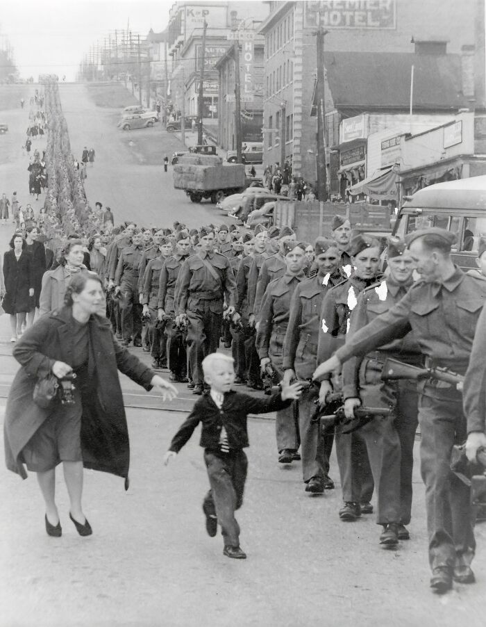 These 31 Somber Photos From History Each Tell A Gut-Wrenching Story
