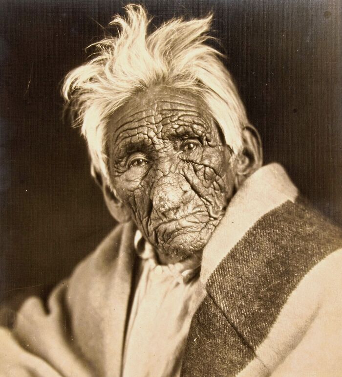 These 31 Somber Photos From History Each Tell A Gut-Wrenching Story