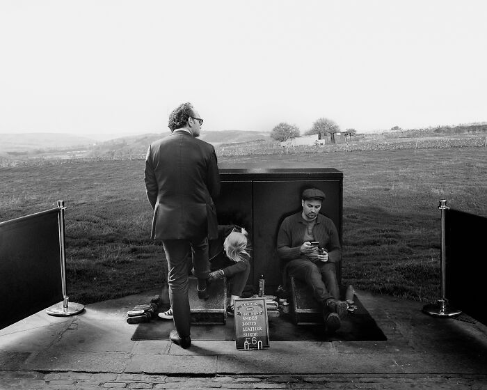 I Took 10 Photos Of City People Acting Normal In The Countryside, And It&#8217;s Unsettling
