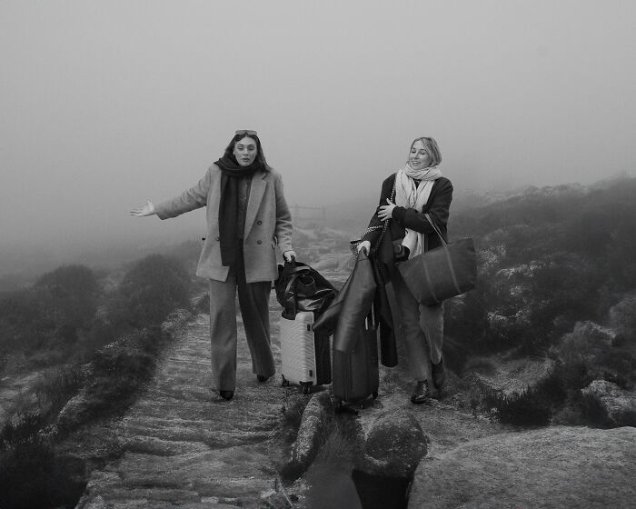 I Took 10 Photos Of City People Acting Normal In The Countryside, And It&#8217;s Unsettling