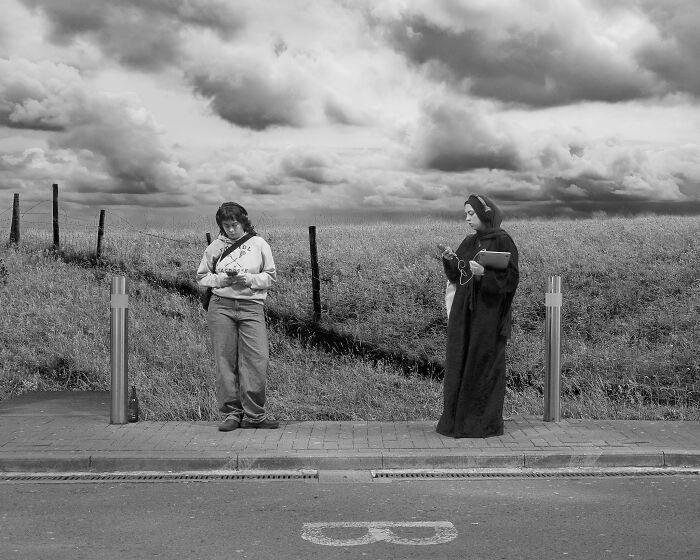 I Took 10 Photos Of City People Acting Normal In The Countryside, And It&#8217;s Unsettling