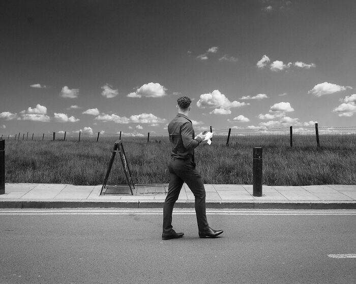 I Took 10 Photos Of City People Acting Normal In The Countryside, And It&#8217;s Unsettling