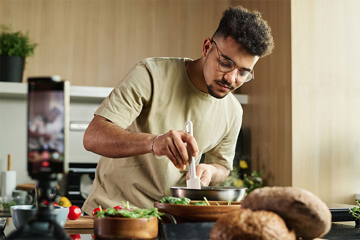 Man Cooks Food For GF But She Throws It Away, He Has Enough And Dumps Her
