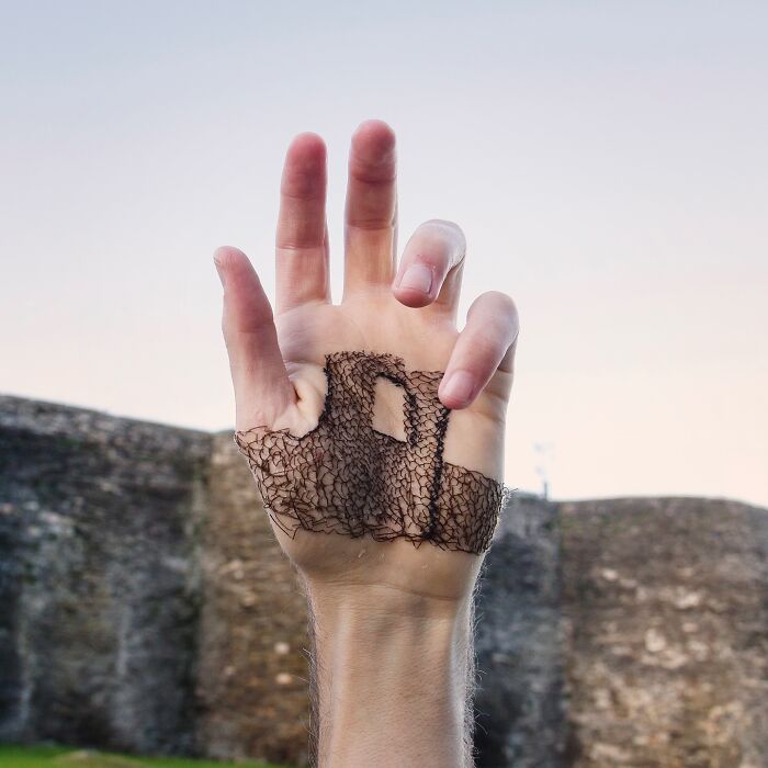 21 Emotional Photos Of A Man Who Stitches Landscapes Into His Skin