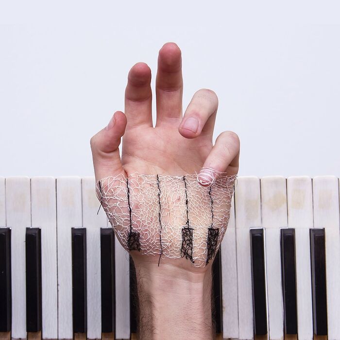 21 Emotional Photos Of A Man Who Stitches Landscapes Into His Skin