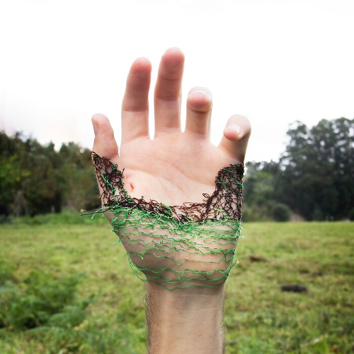 21 Emotional Photos Of A Man Who Stitches Landscapes Into His Skin