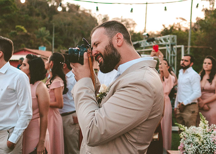 Wedding Photographer Charges $3K, Delivers Shots That Leave The Internet In Disbelief
