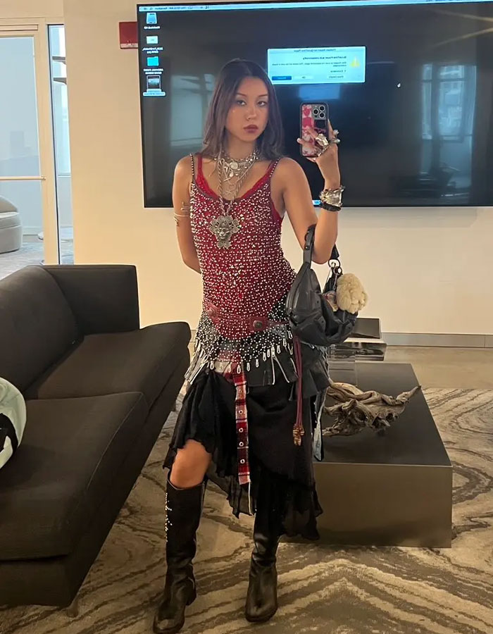 Netizens Rush To Defend Gen Z Worker Who Was Slammed For &#8216;Inappropriate&#8217; Office Dress Code