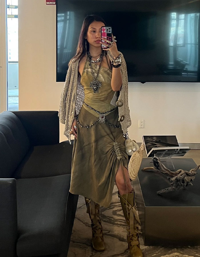 Netizens Rush To Defend Gen Z Worker Who Was Slammed For &#8216;Inappropriate&#8217; Office Dress Code