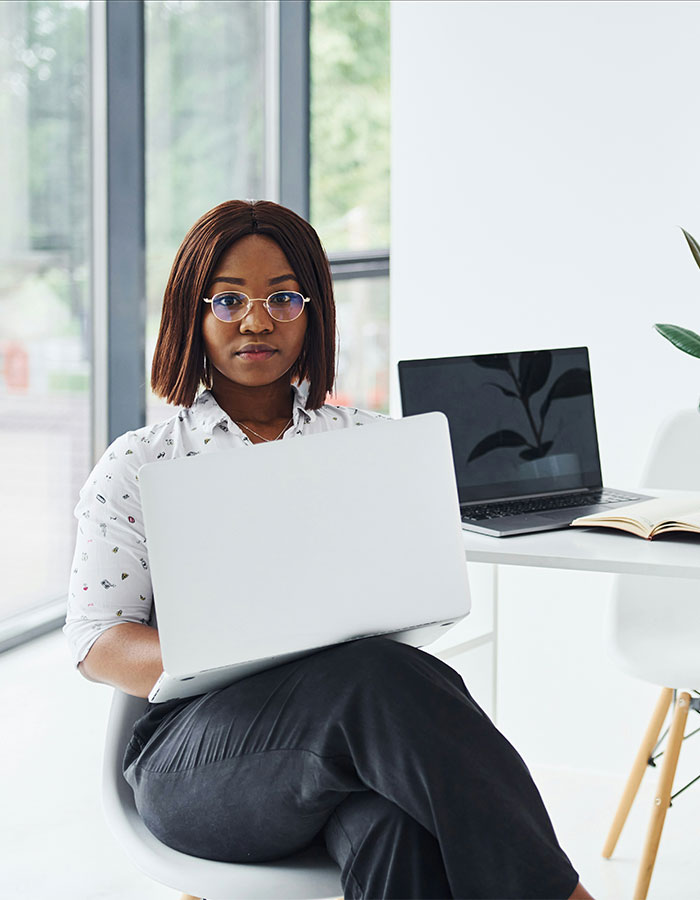 Netizens Rush To Defend Gen Z Worker Who Was Slammed For &#8216;Inappropriate&#8217; Office Dress Code