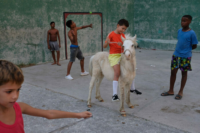 50 Unforgettable Street Photos That Turn Everyday Life Into Art