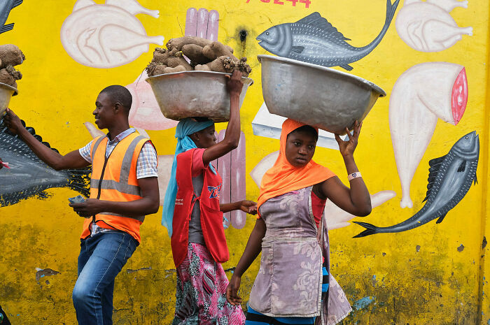 50 Unforgettable Street Photos That Turn Everyday Life Into Art