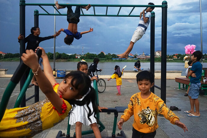 50 Unforgettable Street Photos That Turn Everyday Life Into Art