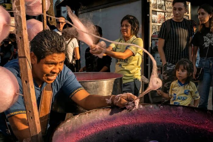 50 Unforgettable Street Photos That Turn Everyday Life Into Art