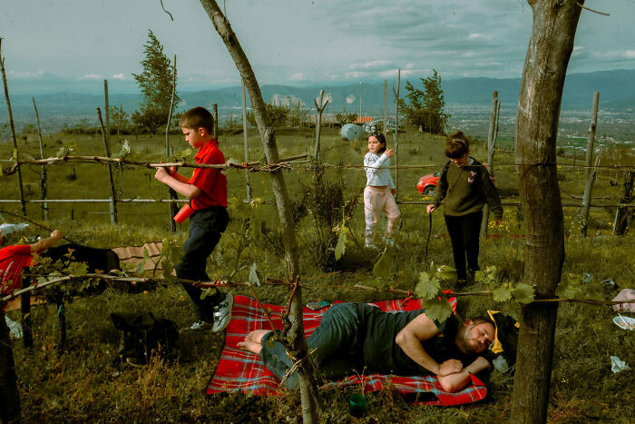 50 Unforgettable Street Photos That Turn Everyday Life Into Art