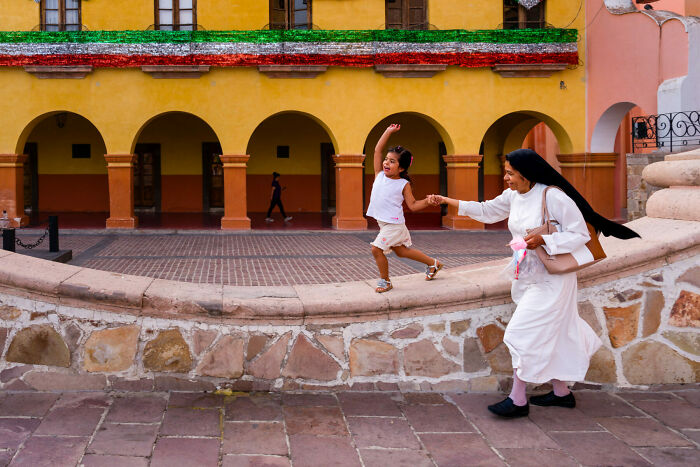 50 Unforgettable Street Photos That Turn Everyday Life Into Art