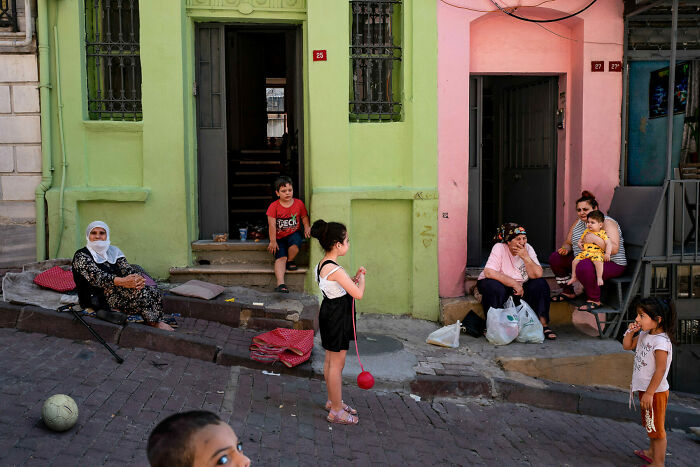 50 Unforgettable Street Photos That Turn Everyday Life Into Art
