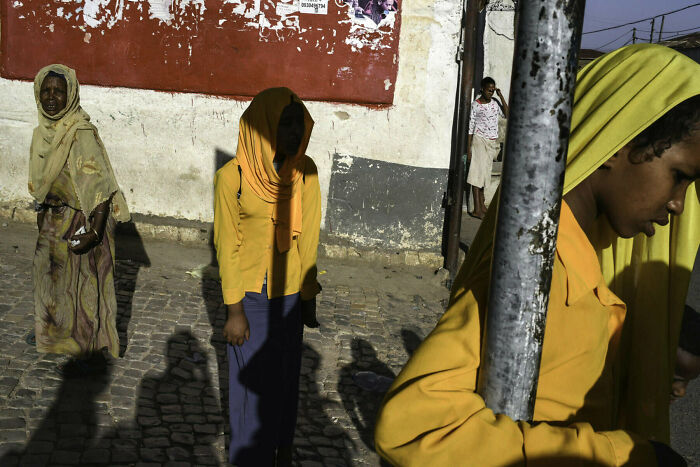 50 Unforgettable Street Photos That Turn Everyday Life Into Art