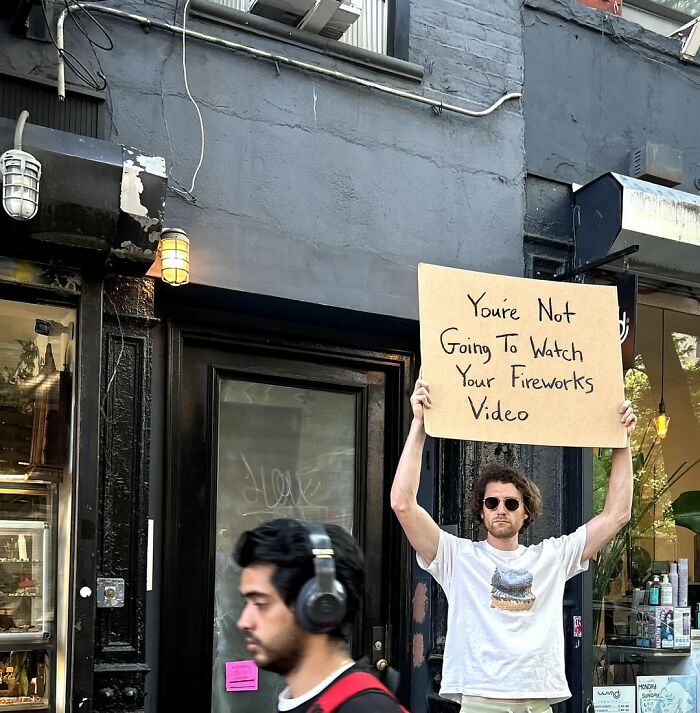 58 Times “Dude With The Sign” Wrote Down What Everyone Is Thinking But Not Saying Out Loud (New Pics)