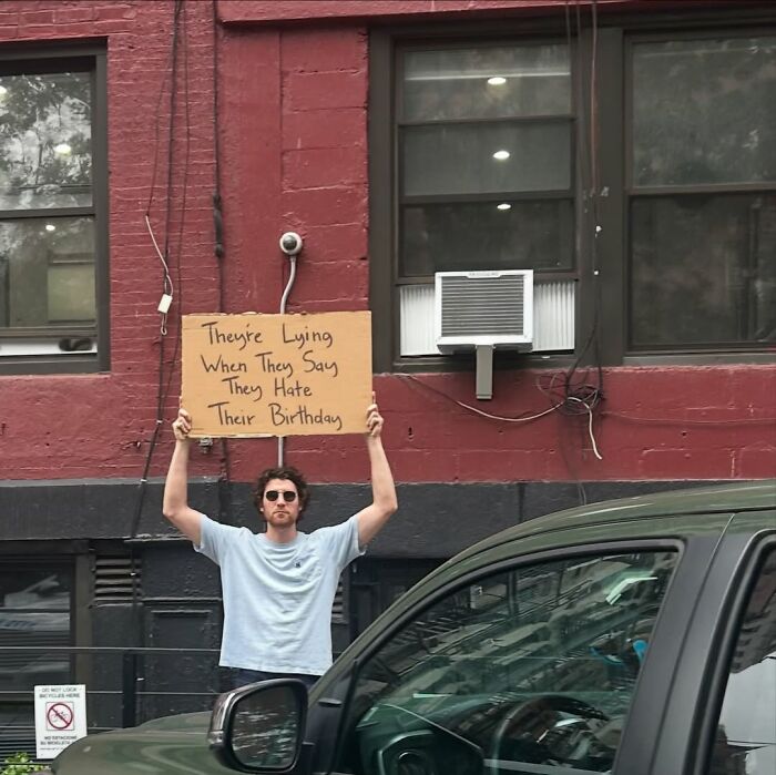 58 Times “Dude With The Sign” Wrote Down What Everyone Is Thinking But Not Saying Out Loud (New Pics)