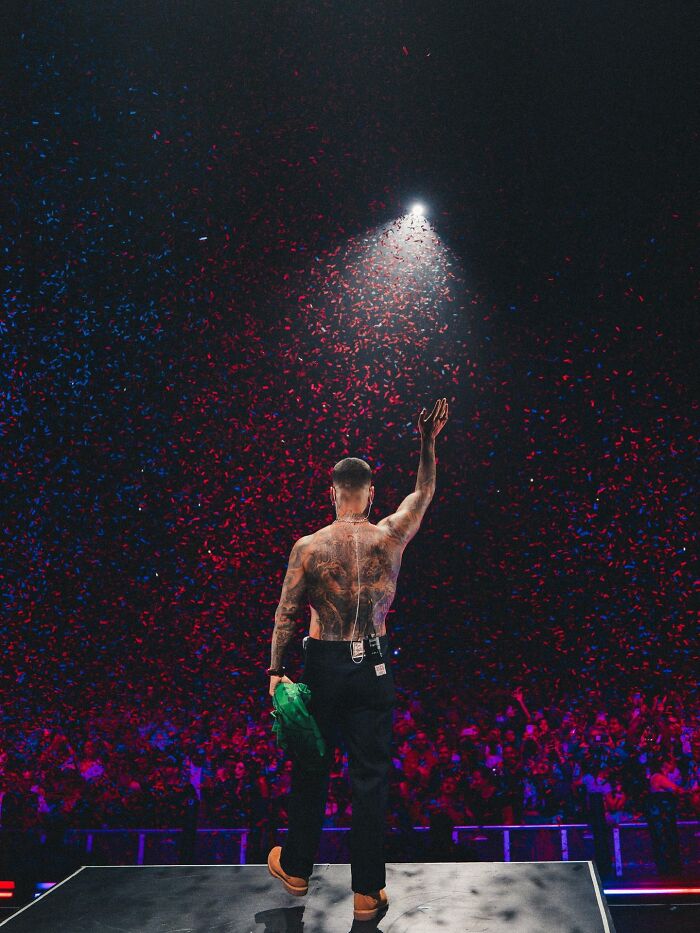 Singer Abruptly Stops Concert After Spotting &#8216;Irresponsible&#8217; Mom—His Next Words Divided The Internet