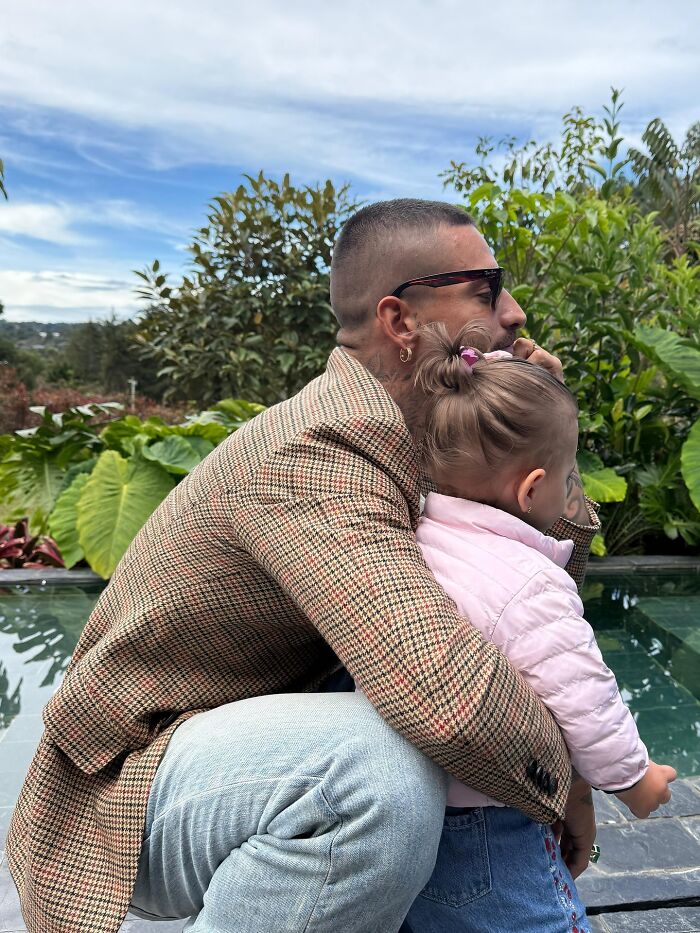 Singer Abruptly Stops Concert After Spotting &#8216;Irresponsible&#8217; Mom—His Next Words Divided The Internet