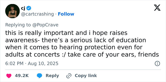 Singer Abruptly Stops Concert After Spotting &#8216;Irresponsible&#8217; Mom—His Next Words Divided The Internet