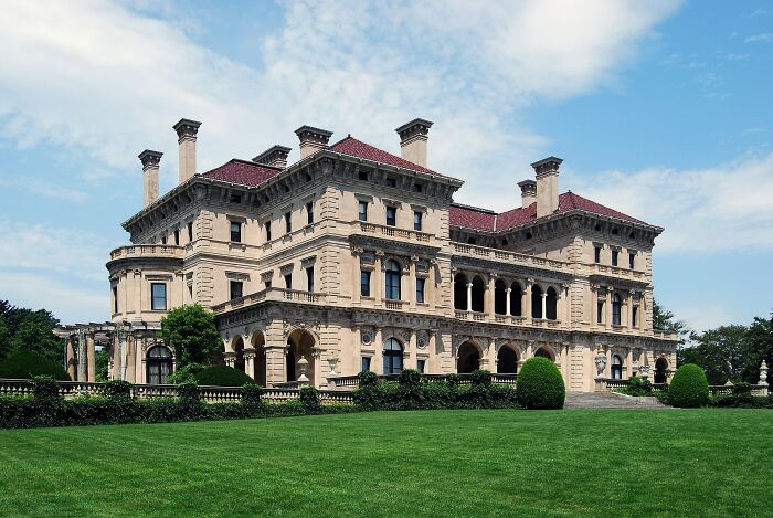 34 Remarkable Historic Homes That Define America’s Architectural Heritage