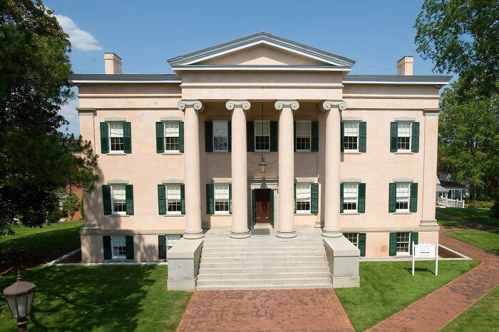 34 Remarkable Historic Homes That Define America’s Architectural Heritage