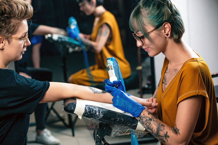 “Yikes”: Folks Shocked By GF Tattooing All Of BF&#8217;s Tattoos On Her Own Body, He Wants To End Things