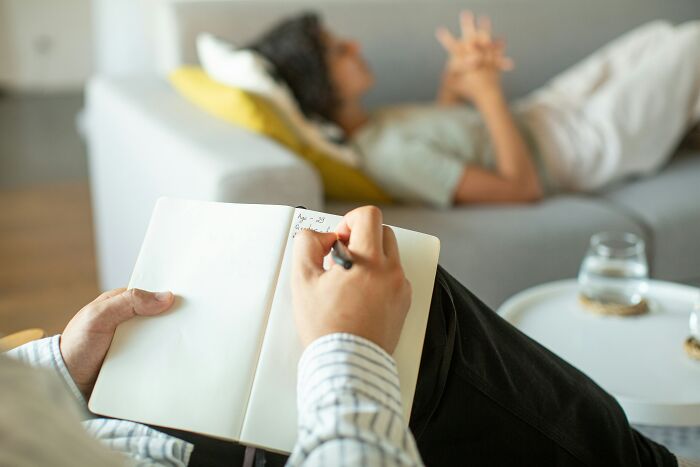 Woman &#8220;Obsessed&#8221; With Her Therapist Tries To Paint Him As The Bad Guy