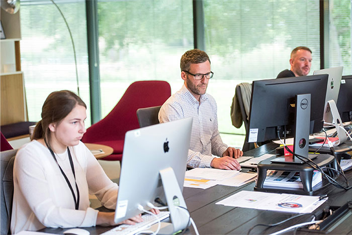 “Overworked And Underpaid”: 55 People Share What It’s Like To Work At A ‘Dying’ Company