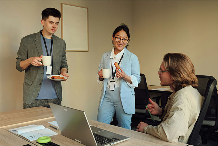 “Overworked And Underpaid”: 55 People Share What It’s Like To Work At A ‘Dying’ Company
