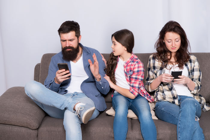 Teens Forced To Be Parents For Their 1, 3 And 4YO Siblings, Years Later Refuse To Reconnect