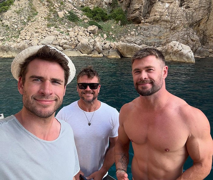 “Your Parents Did A Fantastic Job”: Fans Thirst Over Hemsworth Brothers After B’day Group Photo
