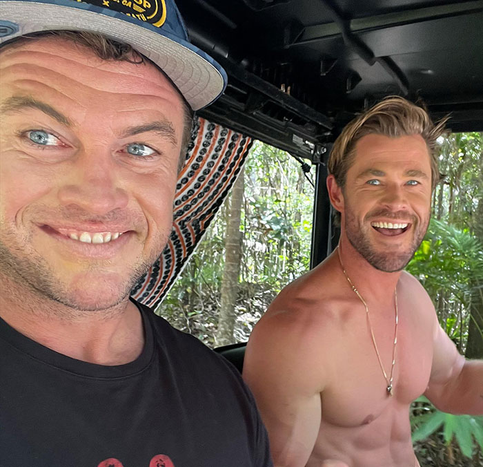 “Your Parents Did A Fantastic Job”: Fans Thirst Over Hemsworth Brothers After B’day Group Photo