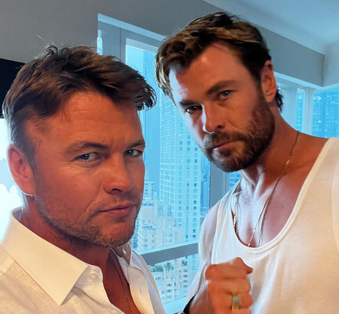 “Your Parents Did A Fantastic Job”: Fans Thirst Over Hemsworth Brothers After B’day Group Photo