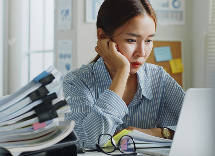 Employee Doesn’t Show Up To A Meet Because She’s Off, Boss Hands Her A Formal Reprimand