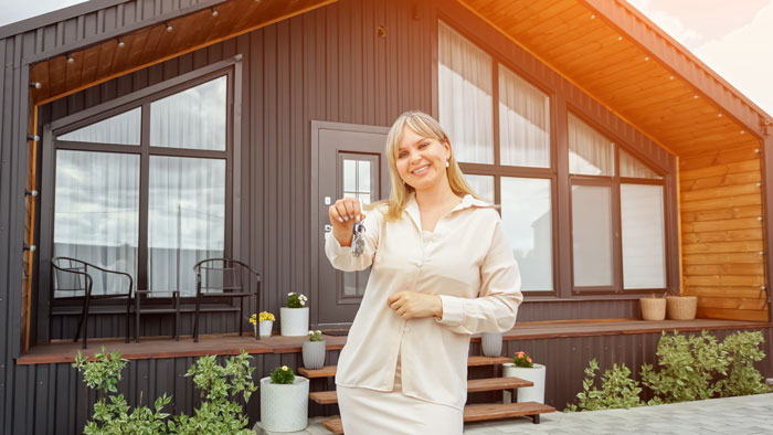 Homeowner Laughs In Entitled Neighbor’s Face After She Asks Them To Move Their Fence For Her View