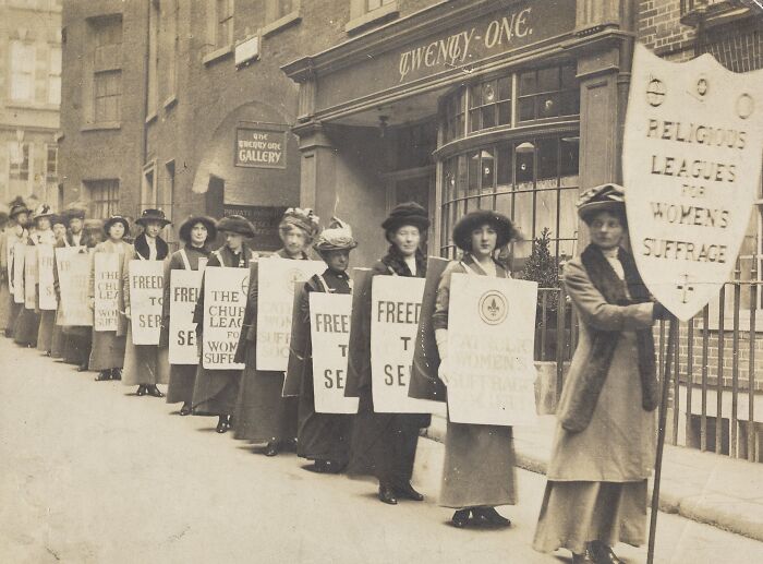 45 Powerful Photos Of Women In The 20th Century Suffrage Era