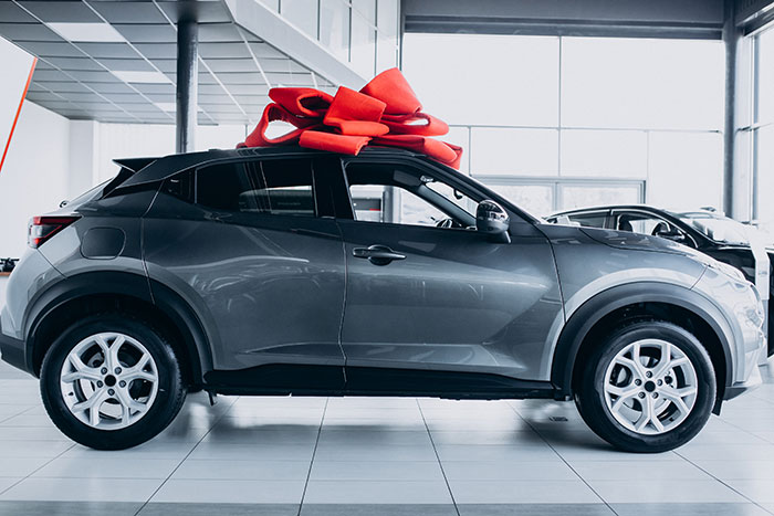 Rich Guy Thinks A Car Is An Appropriate Birthday Gift For GF, Shocked When She Sees It As A Problem