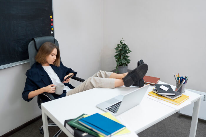 32 Excuses People Used To Call Off Work That Sound Made Up—But Are Actually True