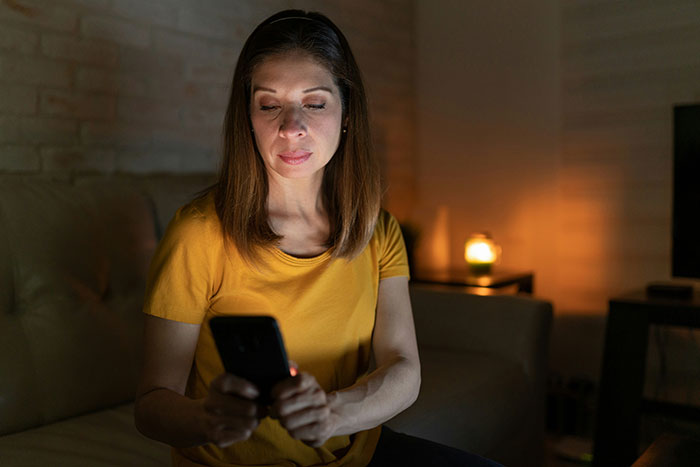 Pregnant Woman Gets Cryptic Text About Fiancé’s Possible Affair, He Panics When She Starts Digging