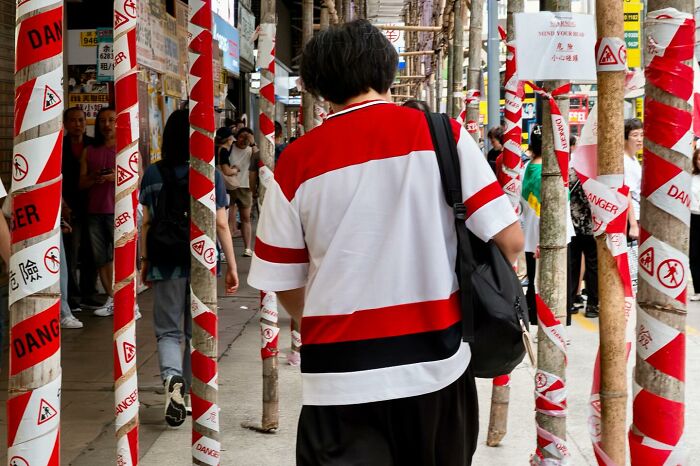 45 Unbelievable Street Coincidences Caught On Camera By Edas Wong