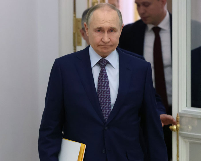 Trump and Putin&#8217;s Awkward &#8216;Yanking&#8217; Handshake Goes Viral Amid Historic Meeting As Body Language Expert Reveals Significance